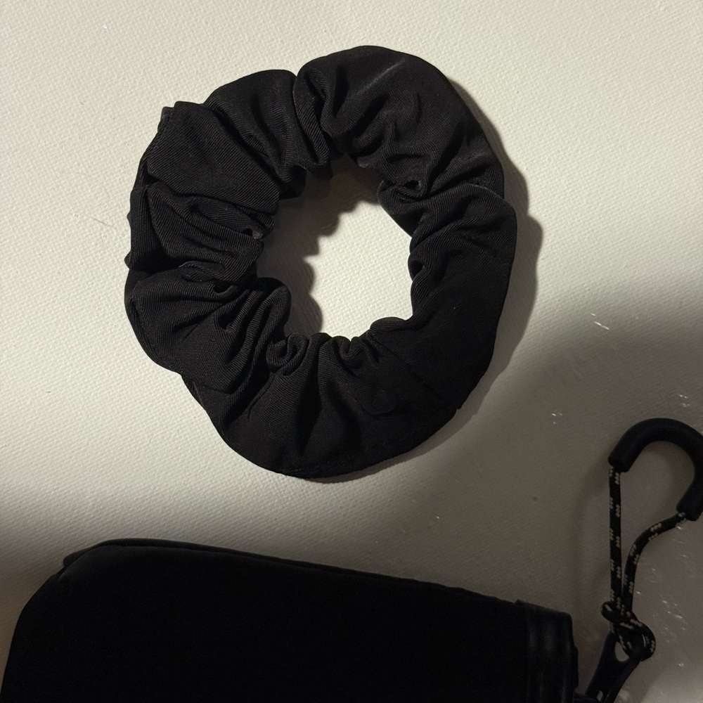 3 BEIS accessories: Black Leather Wallet/Beige Round Mini Bag/Black Small Bag - Picture 10 of 10